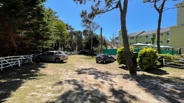 Estacionamiento techado con sombra